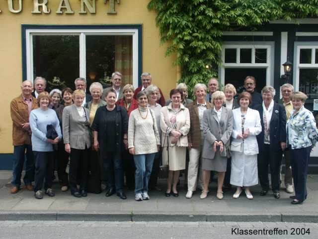 Diese Gruppenaufnahme vor dem Goldenen Löwen verdanken wir dem Fotografen der Einbecker Morgenpost. Er war so nett nicht nur ein Foto für die Zeitung zu schiessen, sondern hat auch mit Privatkameras ein Foto gemacht. 