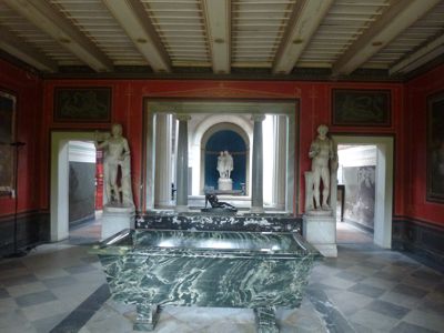 etwas abseits - ein altes Bderhaus - durch eine duffe Scheibe fotografiert