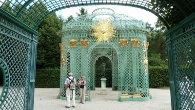 stlicher Gitterpavillon mit dem Bronzenachguss des Betenden Knaben