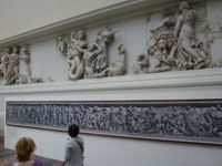 Detail des Giganten-Reliefs