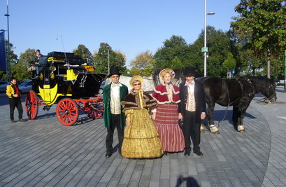 vor der Mercedes-Benz Niederlassung Stuttgart