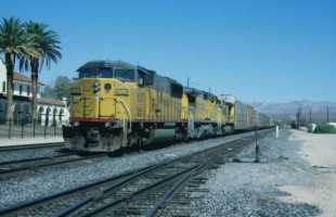 endlos langen Züge der Union Pacific und Chicago NorthWest